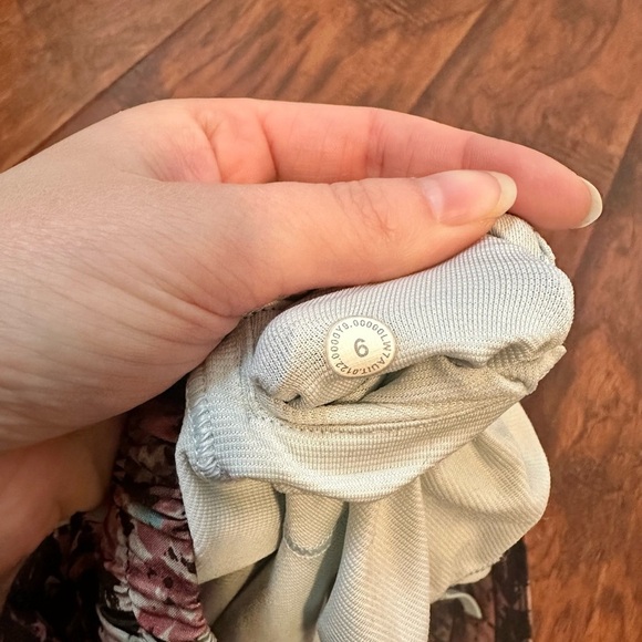 Lululemon hotty hot low rise lined short 4” size 6 - Picture 8 of 8